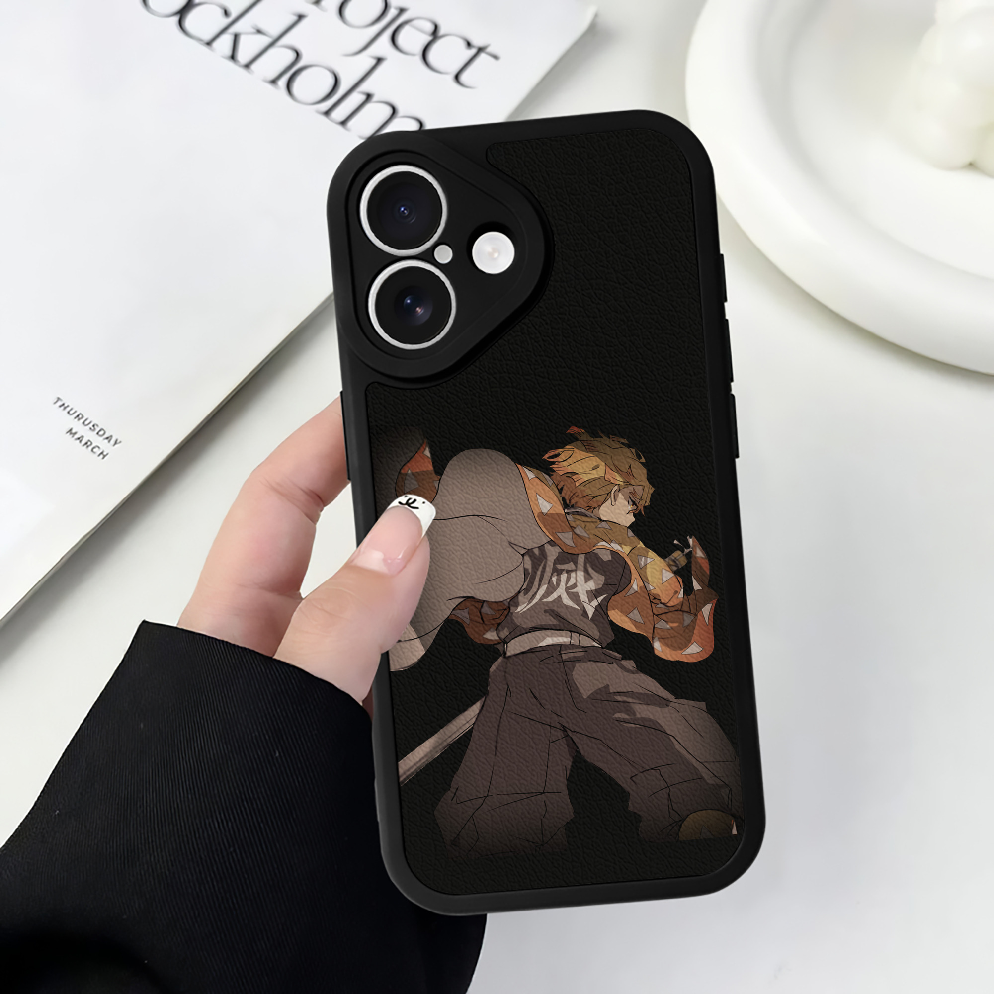 （画像用） 鬼滅の刃（きめつのやいば）我妻 善逸／あがつま ぜんいつ Agatsuma Zenitsu 【iPhone 16シリーズ対応】シリコンスマホケース（レザー調） 材質：シリコン